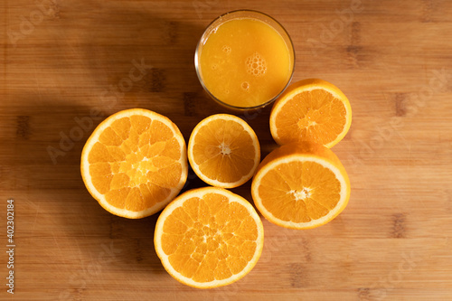 Fruta de naranja lista para un zumo de desayuno