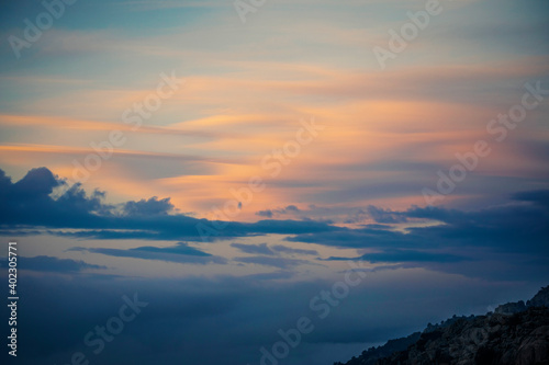 Mar de nubes en la montaña al amanecer 