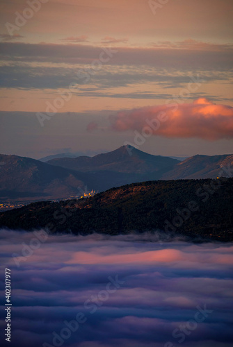 Mar de nubes en la montaña al amanecer 