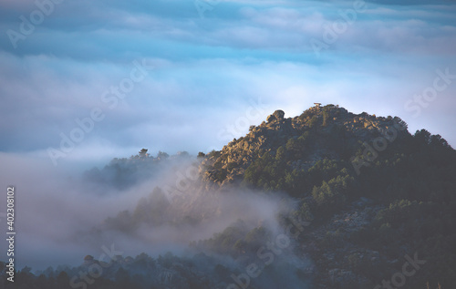 Mar de nubes en la montaña al amanecer 