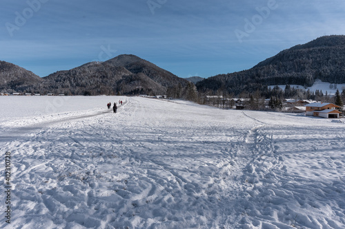 Spuren im Schnee mit Bergen im Hintergrund im Winter mit Personen