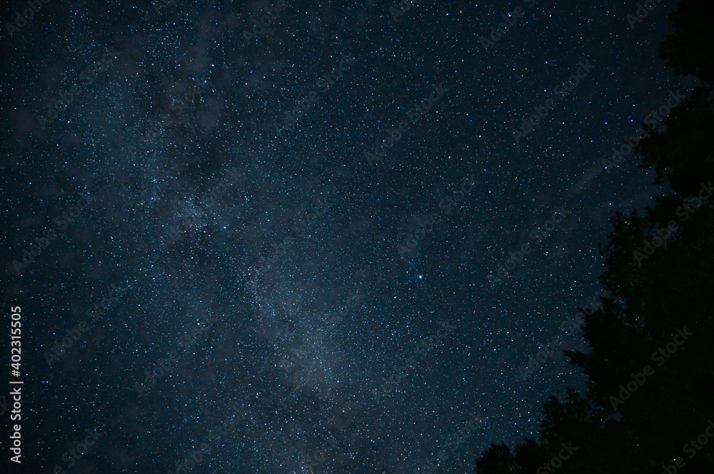Obraz premium Colorful shot of the milky way with small clouds. Astrophotography