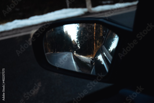 Leere Straße in einem Rückspiegel im Wald © Talitha