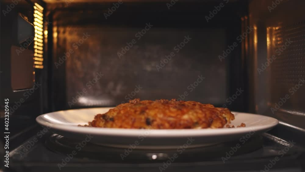 Plate with food spinning and warming in microwave oven Stock ビデオ