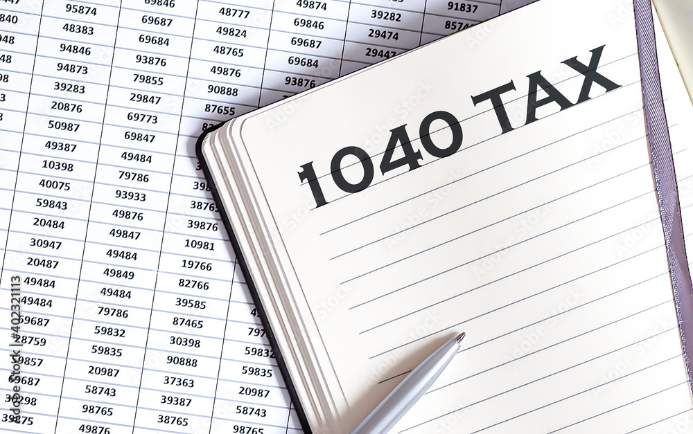 Obraz premium Business concept, on the table a notepad with the text of the 1040 tax on graph