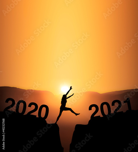 Zwei Frauen als Silhouette  begegnen sich auf einem Berggipfel