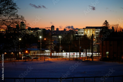 Canvas Print une patinoire extérieure dans la ville de Québec un soir d'hiver