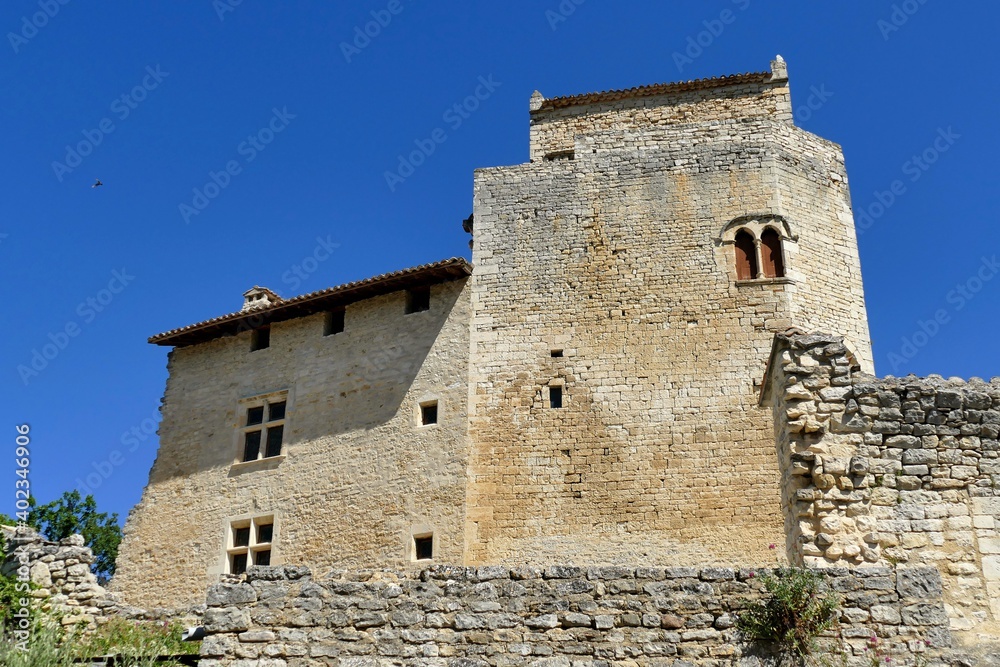 Donjon et façade du château des Hospitalier de Saint-Jean de Jérusalem à Le Poët-Laval Donjon et façade du château des Hospitalier de Saint-Jean de Jérusalem à Le Poët-Laval