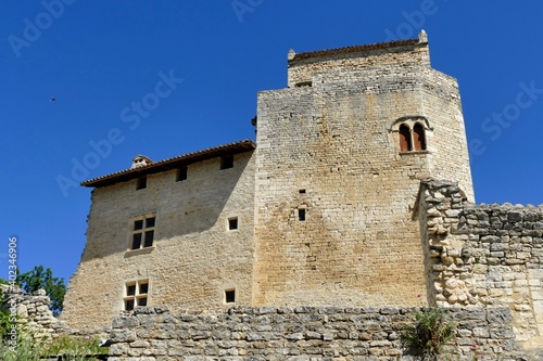 Donjon et façade du château des Hospitalier de Saint-Jean de Jérusalem à Le Poët-Laval