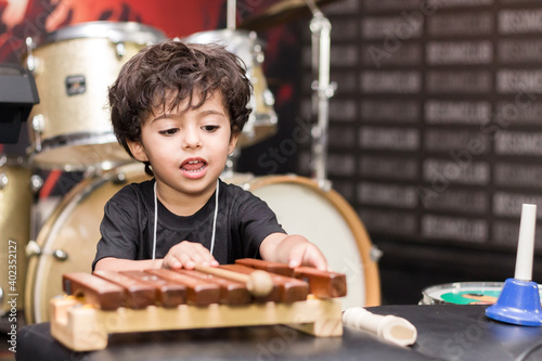 musicalização infantil menino