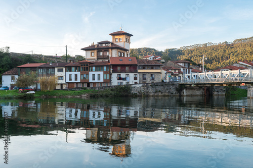 Foto views of potes mountain town in the heart of picos de europa, Spain