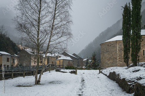 Salau village pyrénéen sous la neige photo