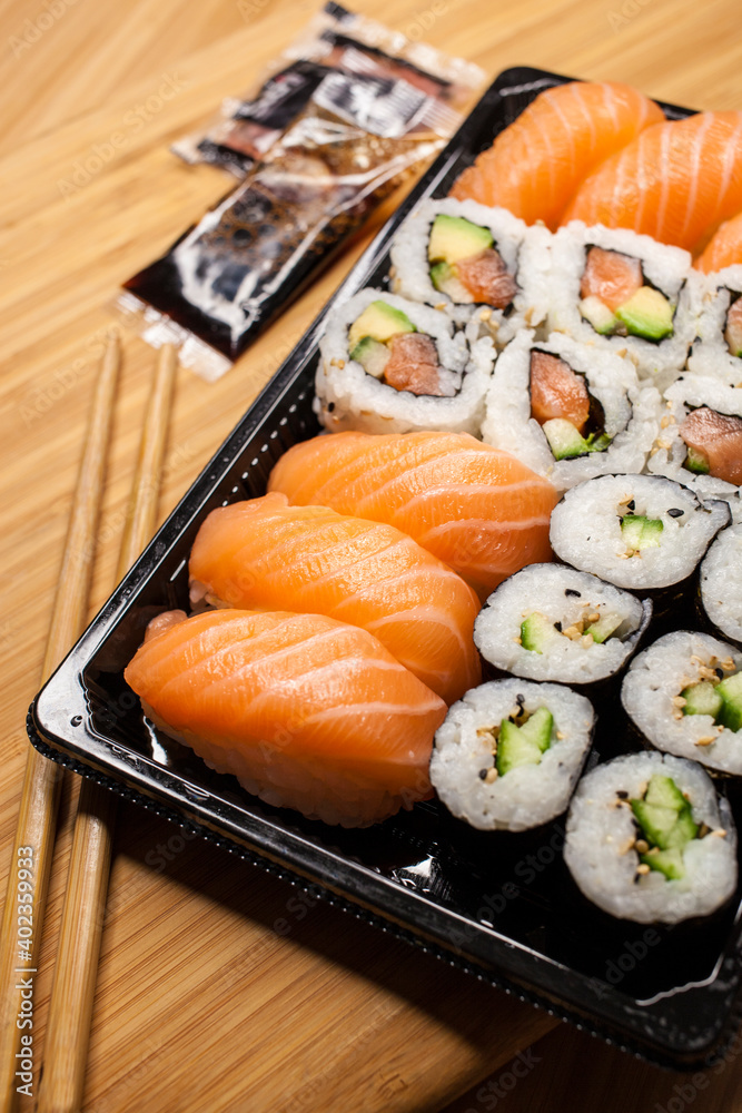 Sushi and maki sold in a plastic tray, food took away.