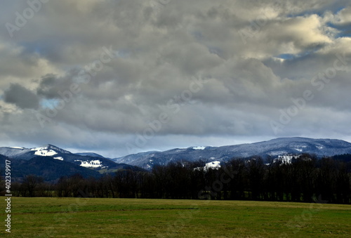 Blick vom Dreisamtal auf den winterlichen Schwarzwald
