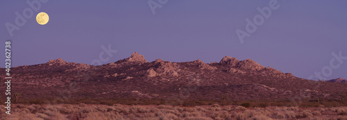 Photographie Moonrise over Saddleback Butte State Park in the Mojave Desert, California