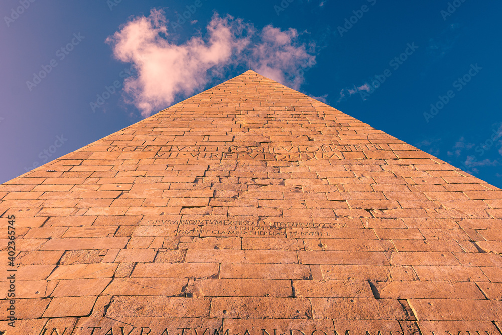 la piramide cestia vista come una strada lastricata verso il cielo la piramide cestia vista come una strada lastricata verso il cielo
