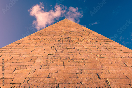 la piramide cestia vista come una strada lastricata verso il cielo
