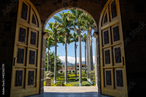 Vista sobre El Parque Principal de Guadalupe desde la Puerta del Santuario Nuestra Señora de Guadalupe, Santander, Colombia