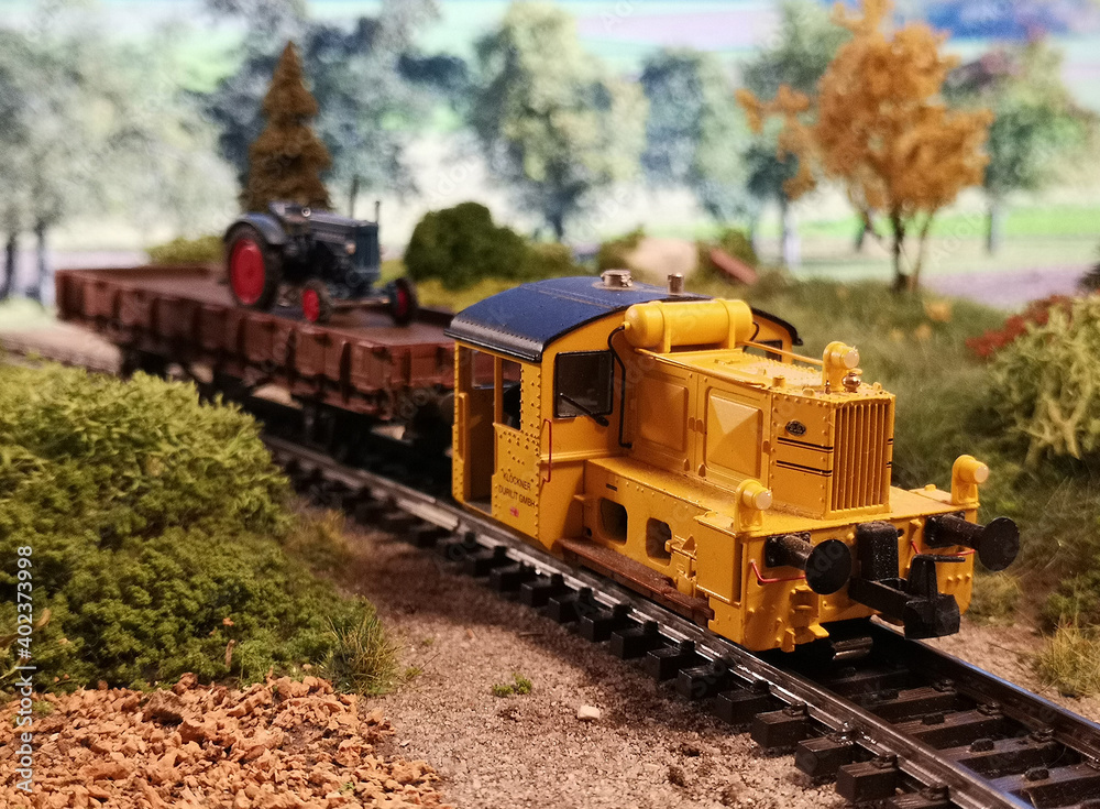 Obraz premium Modellbahn Diesellok Köf in einer Landschaft, Rangierlok