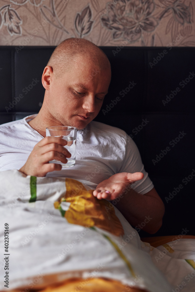 House call. The patient communicating with the doctor. Examinationing by a sick doctor. Get sick with covid. Quarantine restrictions. House call. The patient communicating with the doctor. Examinationing by a sick doctor. Get sick with covid. Quarantine restrictions.