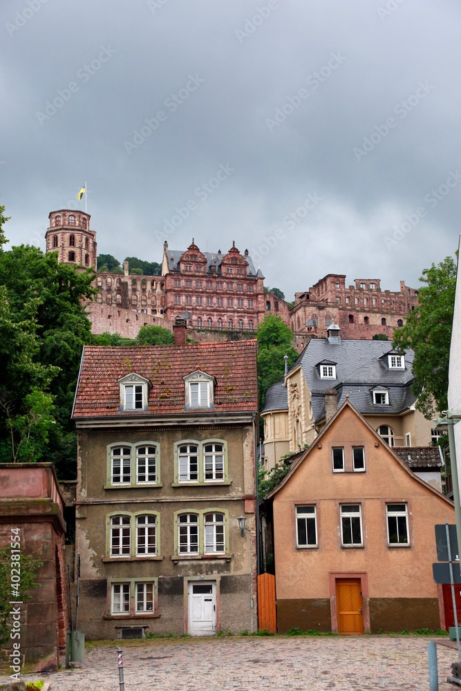 Blick aus der historischen Altstadt auf das Heidelberger Schloss