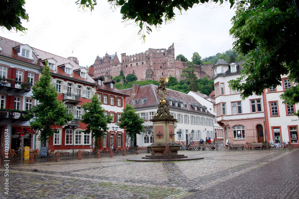 Blick über den Kornmarkt mit Mariensäule zum Heidelberger Schlos