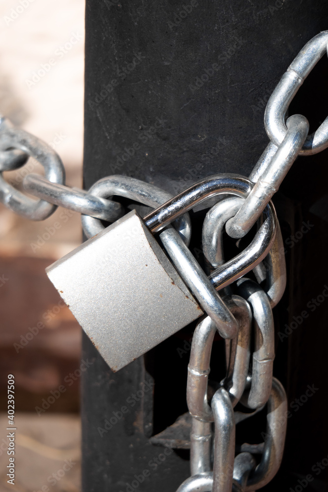 Padlock and iron chain for security Padlock and iron chain for security