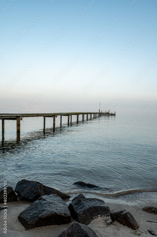 malerische Anlegestelle im Nebel an der Kieler Förde, Kiel, Ostsee, Schleswig-Holstein