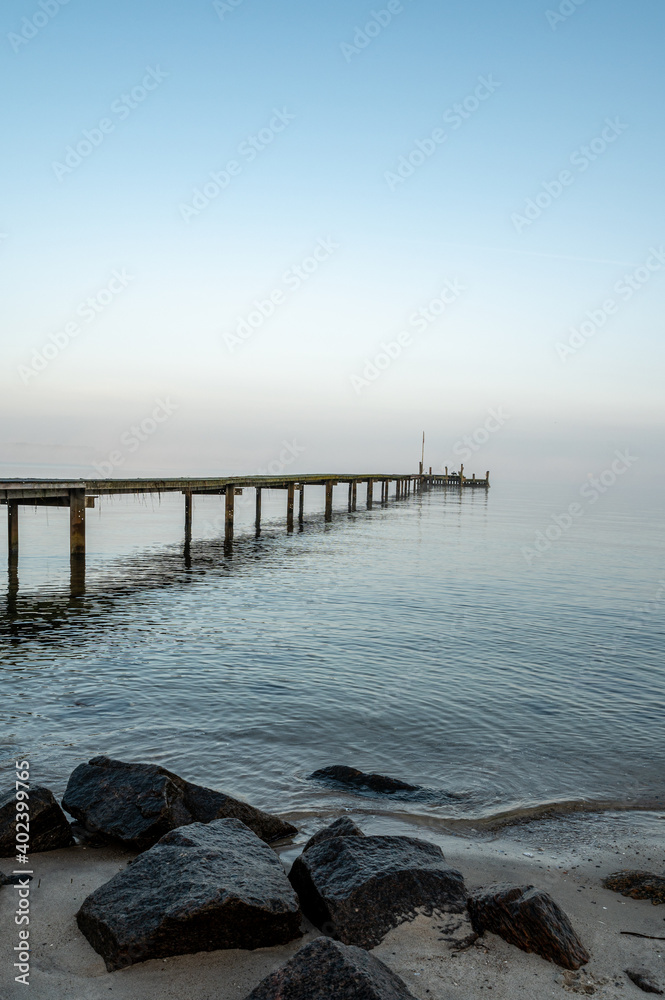 Fototapeta premium malerische Anlegestelle im Nebel an der Kieler Förde, Kiel, Ostsee, Schleswig-Holstein