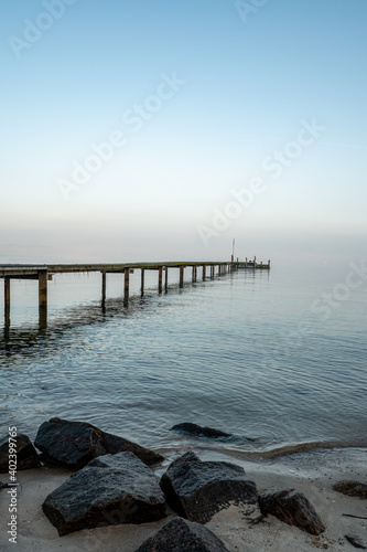 malerische Anlegestelle im Nebel an der Kieler F  rde  Kiel  Ostsee  Schleswig-Holstein