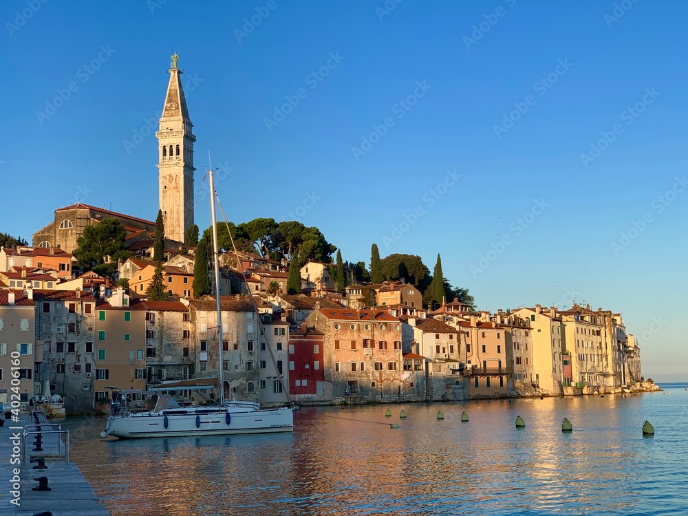 Rovinj Istrien Kroatien Adria Mittelmeer Altstadt mit Kirche und Kirchturm der Hl. Euphemia im Spätsommer Rovinj Istrien Kroatien Adria Mittelmeer Altstadt mit Kirche und Kirchturm der Hl. Euphemia im Spätsommer