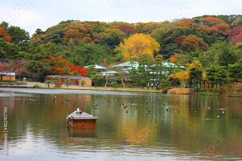 三渓園(横浜市中央区・本牧） 三渓園は実業家で茶人である原三渓により造られた日本庭園。起伏を活かした庭園の中に重要文化財に指定された建物などが、風情ある景観を生み出している。
