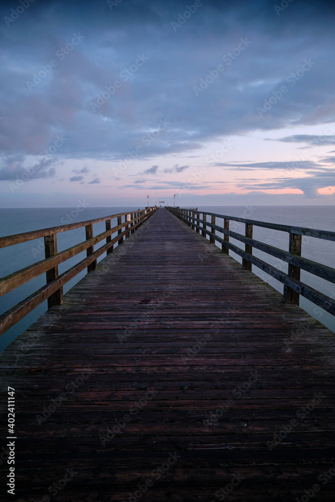 Sonnenaufgang an der Seebrücke am Nordstrand im Ostseebad Prerow auf dem Darß, Fischland-Darß-Zingst, Mecklenburg Vorpommern, Deutschland