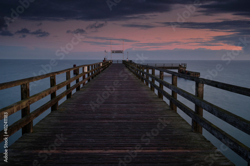 Sonnenaufgang an der Seebrücke am Nordstrand im Ostseebad Prerow auf dem Darß, Fischland-Darß-Zingst, Mecklenburg Vorpommern, Deutschland © dina