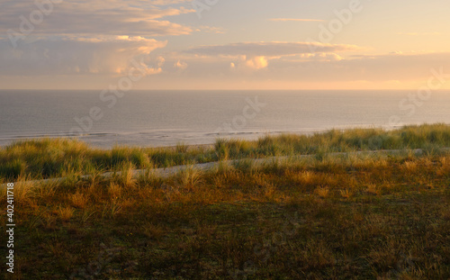 Sonnenaufgang über den Dünen im Ostseebad Prerow auf dem Darß, Fischland-Darß-Zingst, Mecklenburg Vorpommern, Deutschland © dina