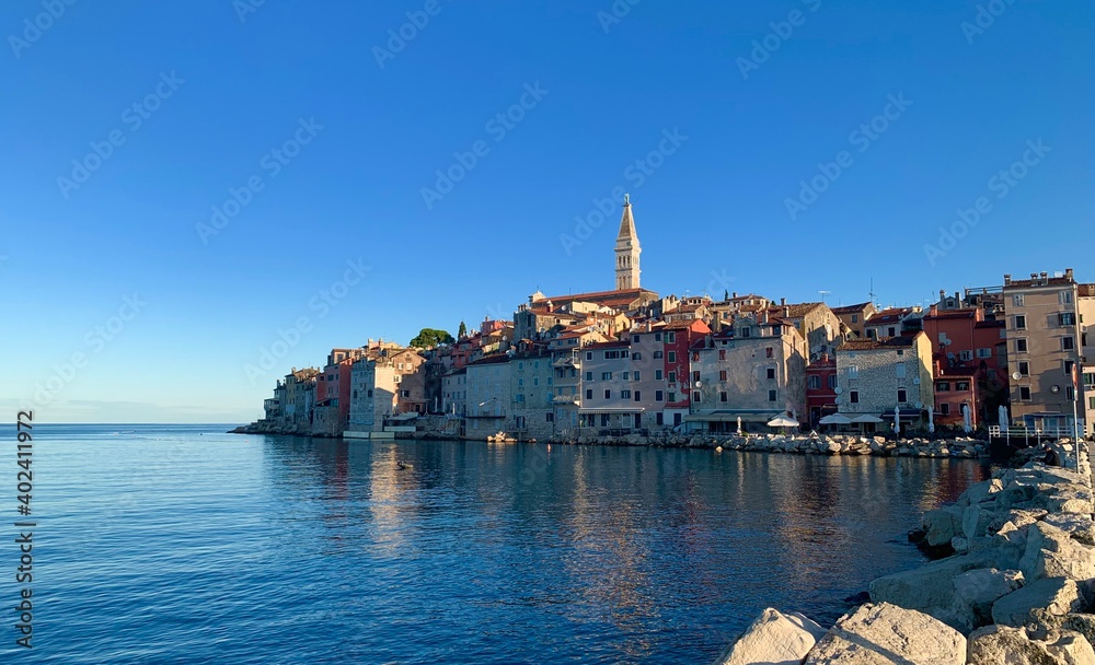 Naklejka premium Rovinj Istrien Kroatien Adria Mittelmeer Altstadt mit Kirche und Kirchturm der Hl. Euphemia im Spätsommer