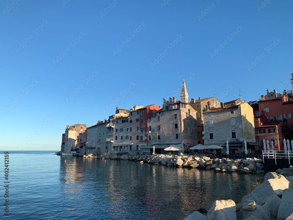 Rovinj Istrien Kroatien Adria Mittelmeer Altstadt mit Kirche und Kirchturm der Hl. Euphemia im Spätsommer