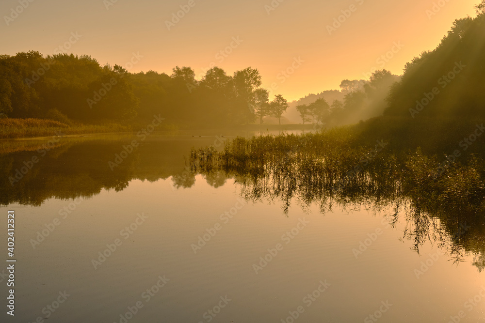 Sonnenaufgang über dem Prerowstrom im Ostseebad Prerow auf dem Darß, Fischland-Darß-Zingst, Mecklenburg Vorpommern, Deutschland