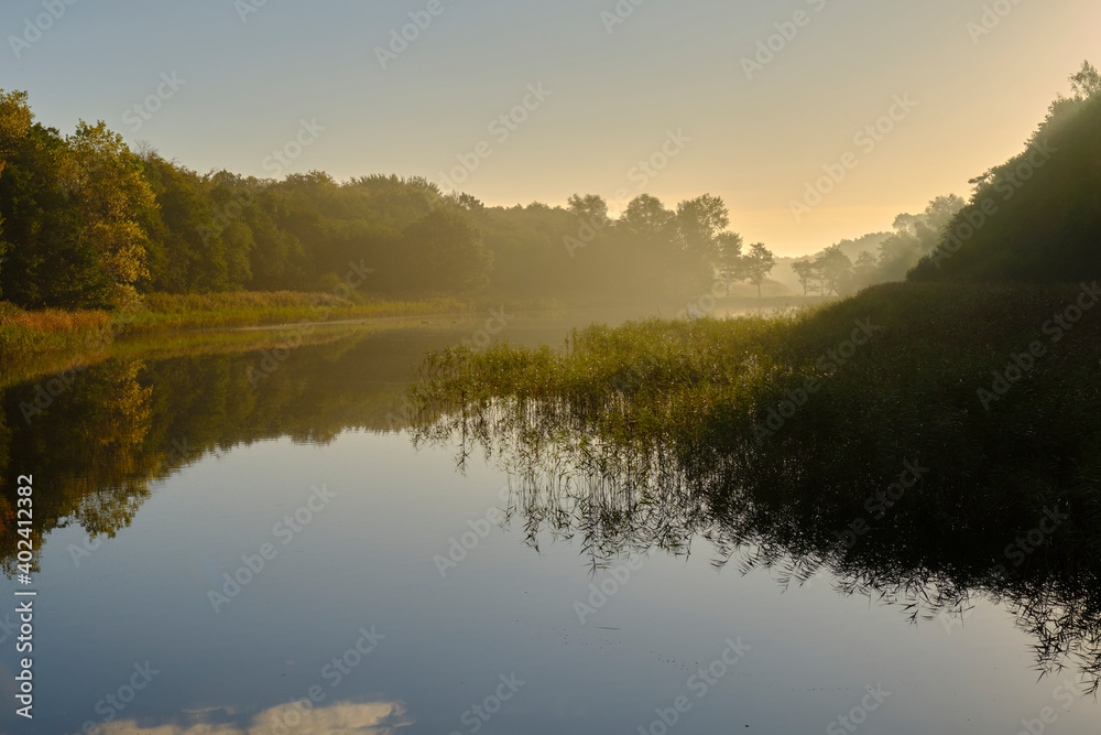 Sonnenaufgang über dem Prerowstrom im Ostseebad Prerow auf dem Darß, Fischland-Darß-Zingst, Mecklenburg Vorpommern, Deutschland
