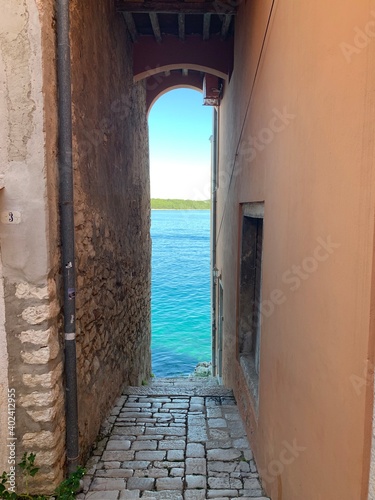 Rovinj Istrien Kroatien Adria Mittelmeer Altstadt mit Torbogen zum Meer im Spätsommer