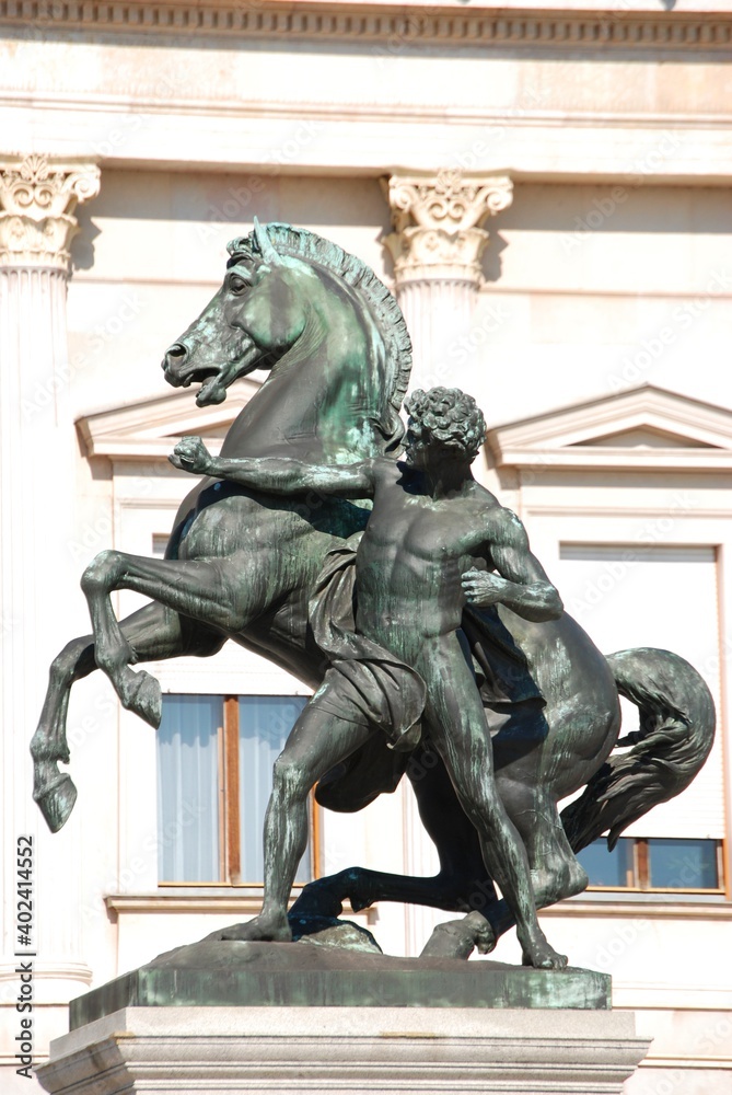 Ein griechischer Athlet mit Pferd vor dem Parlament in Wien.