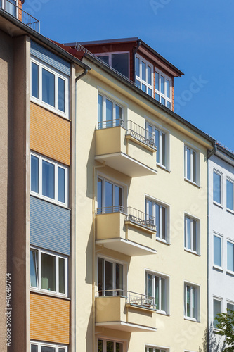Monotone Hausfssaden mit Balkonen an Wohngebäuden, Hannover, Deutschland