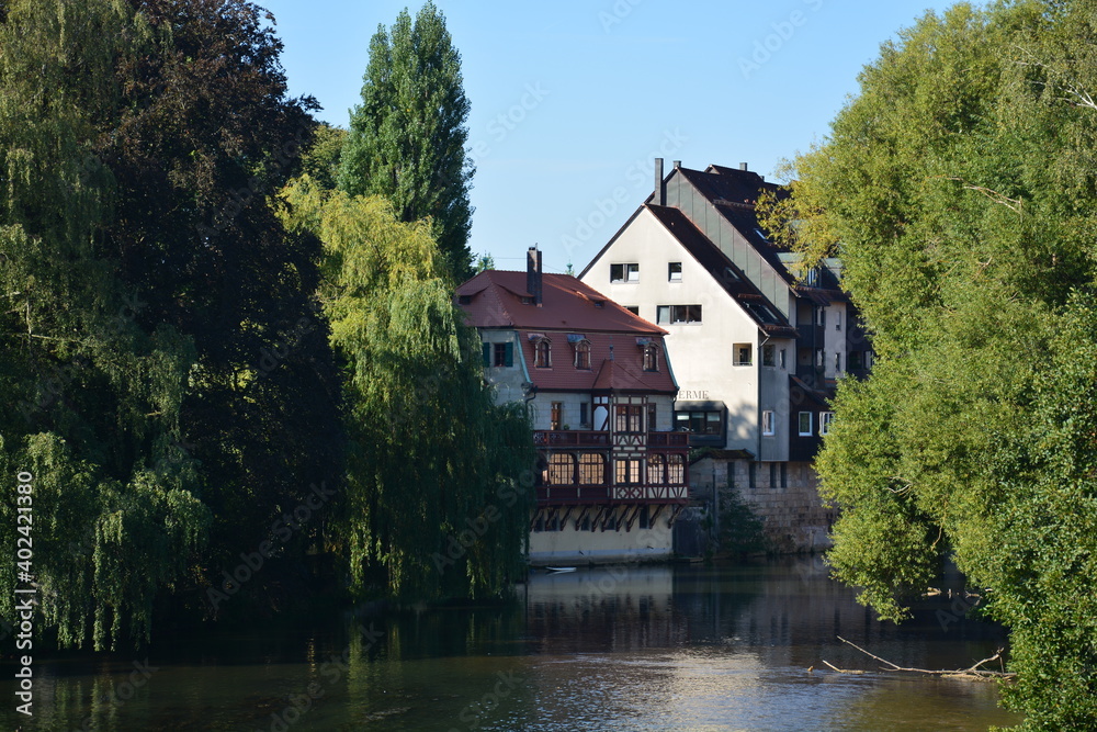 Obraz premium Blick auf Lauf an der Pegnitz Pegnitz in Mittelfranken Bayern mit Bäumen und Wohnhäusern im Sommer bei blauem Himmel, Franken, Bayern, Deutschland