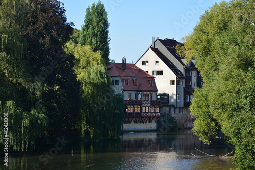Blick auf Lauf an der Pegnitz Pegnitz in Mittelfranken Bayern mit Bäumen und Wohnhäusern im Sommer bei blauem Himmel, Franken, Bayern, Deutschland