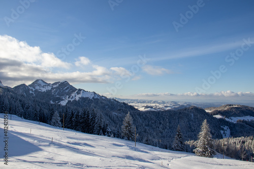 les montagnes suisse en plein hiver sous la neige  © LOUCIF