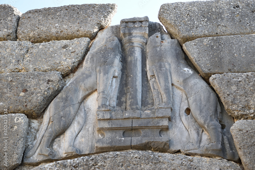 Vista de los principales monumentos y sitios de Grecia. Ruinas de Micenas (Mycenae), ciudad de Agamenón (Agamemnon). Puerta de los Leones Vista de los principales monumentos y sitios de Grecia. Ruinas de Micenas (Mycenae), ciudad de Agamenón (Agamemnon). Puerta de los Leones