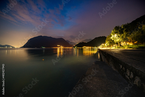 vista notturna sul lago d iseo da monte isola