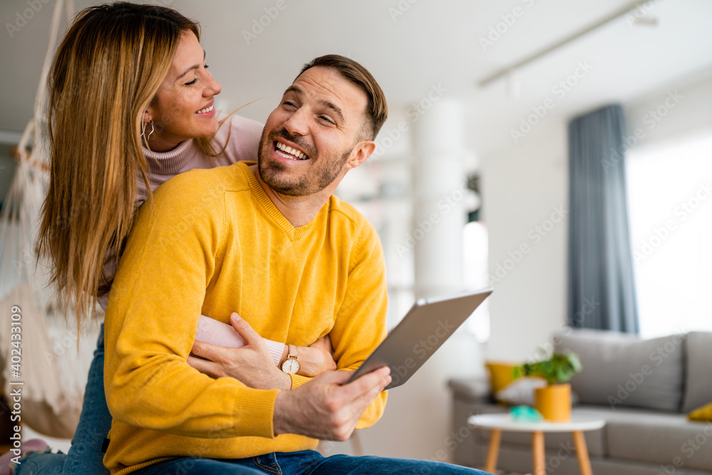 Obraz premium Young couple in love at home websurfing on internet