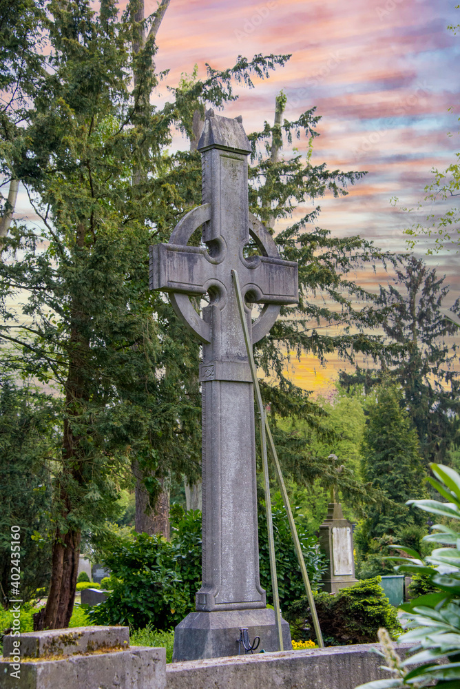 großes Kreuz mit Abstützung großes Kreuz mit Abstützung
