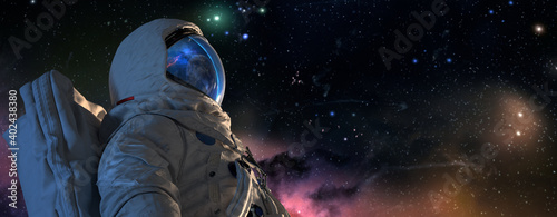 Foto An astrounaut spaceman in outer space closeup shot
